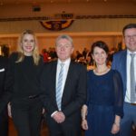 Lions-Tafel in der Fürstlichen Reitbahn: Der Reisejournalist und Buchautor Wolfgang Büscher (Mitte) war Gastredner bei der Benefizveranstaltung des Lions-Clubs in der Fürstlichen Reitbahn. Organisiert wurde die Veranstaltung vom Lions-Präsidenten Björn Meywald (rechts) mit Ehefrau Petra und Clubsekretär Guido Thoma (links) mit Ehefrau Michaela. © Foto: Elmar Schulten